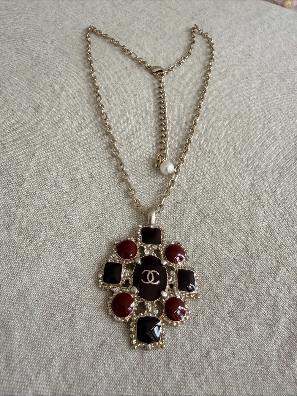 🍷CHANEL Gold-Tone Pendant Necklace with Black & Deep Red Enamels✨